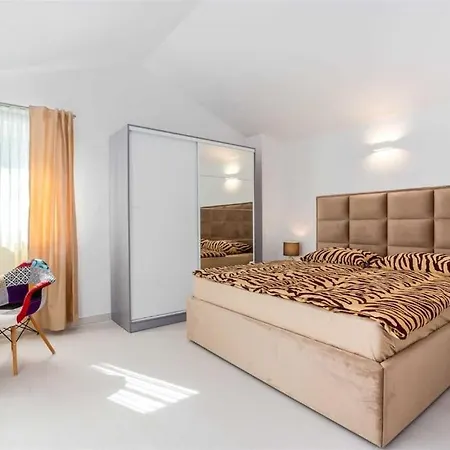 Luxury With Private Heated Pool ,near Split Gornje Sitno